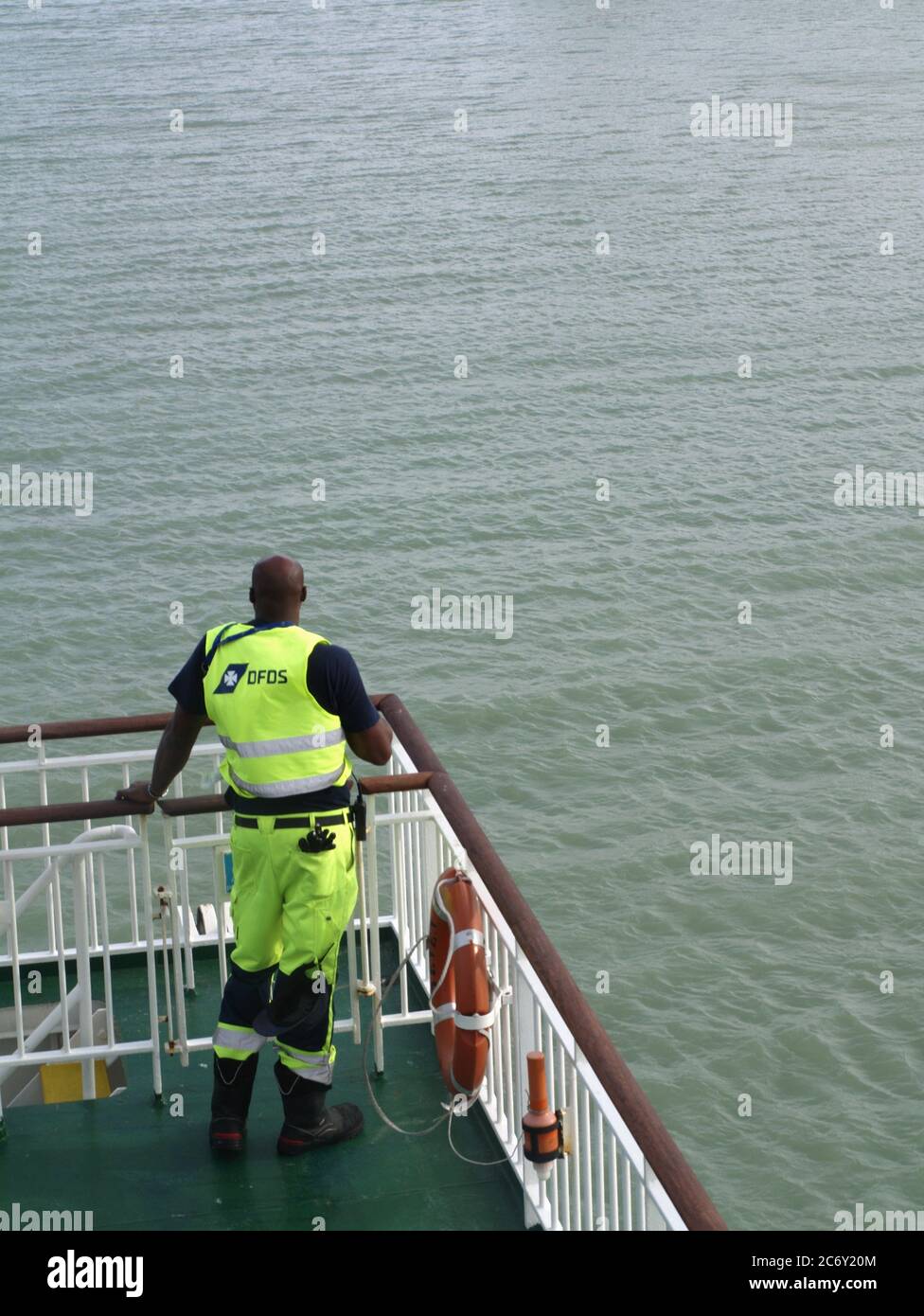 Marinaio che si affaccia sulle rotaie come Transmarche Ferry, Seven Sisters parte dal molo di Newhaven Foto Stock