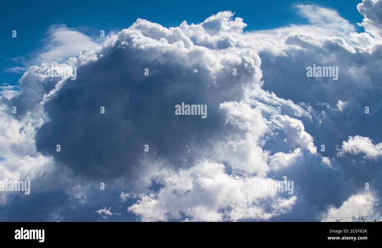 Nuvole di Cumulus in un giorno di sole con cieli blu sulla Susquehanna Valley, Lancaster County, Pennsylvania durante la primavera iniziale Foto Stock