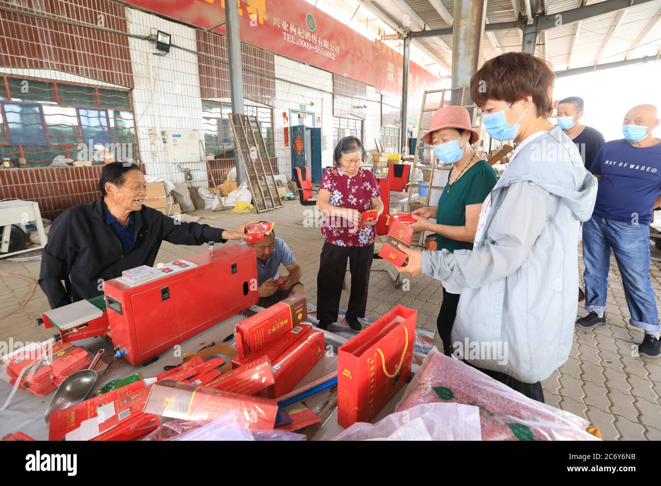 Gli agricoltori locali prendono le bacche Goji, anche note come frutti di bosco, che è specialità locale, contea di Jinghe, al mercato in vendita, Borgala Mongol Autonomous Foto Stock