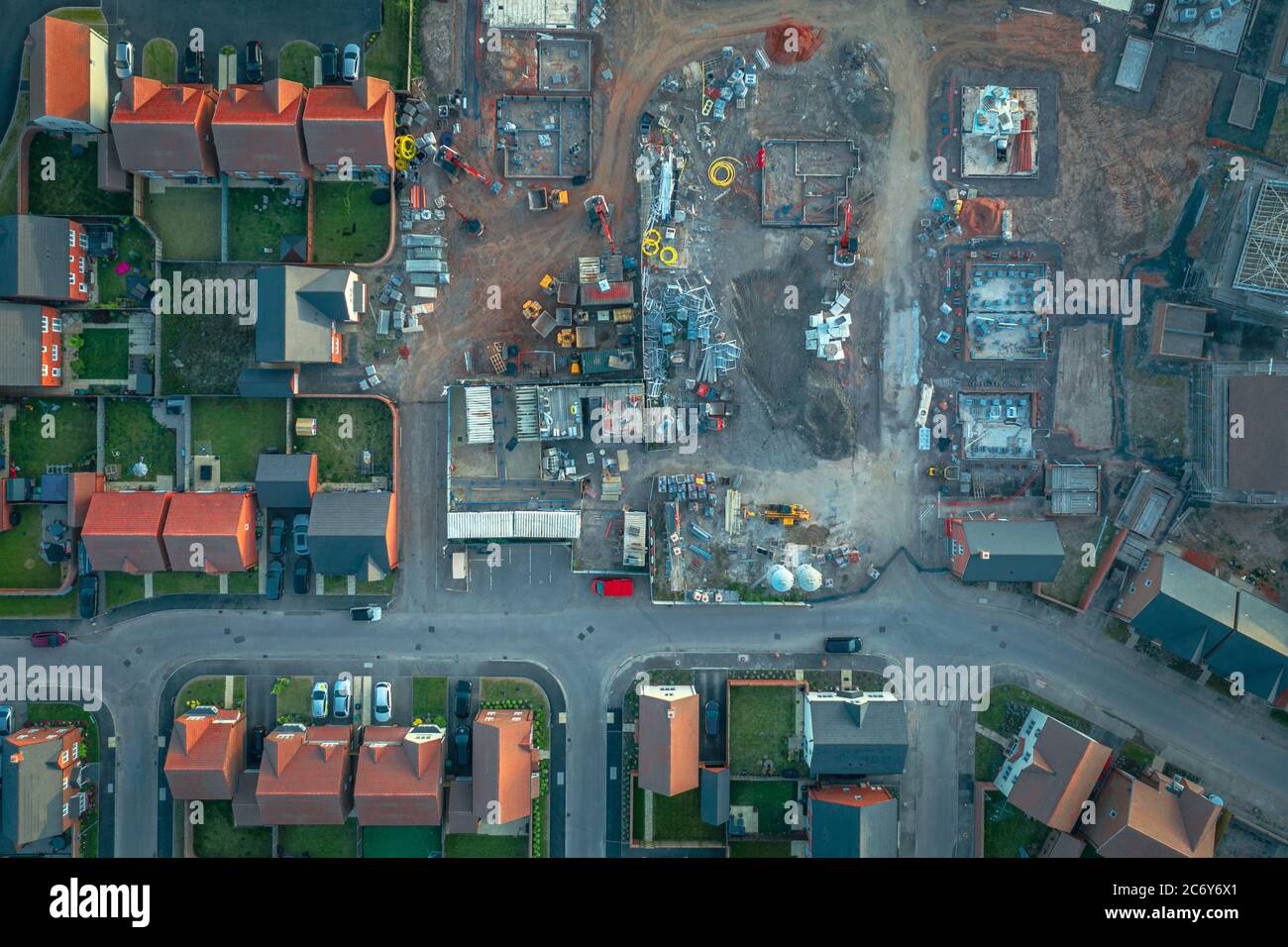 Top giù drone sparare sopra l'area di sviluppo di alloggi nel Regno Unito Foto Stock