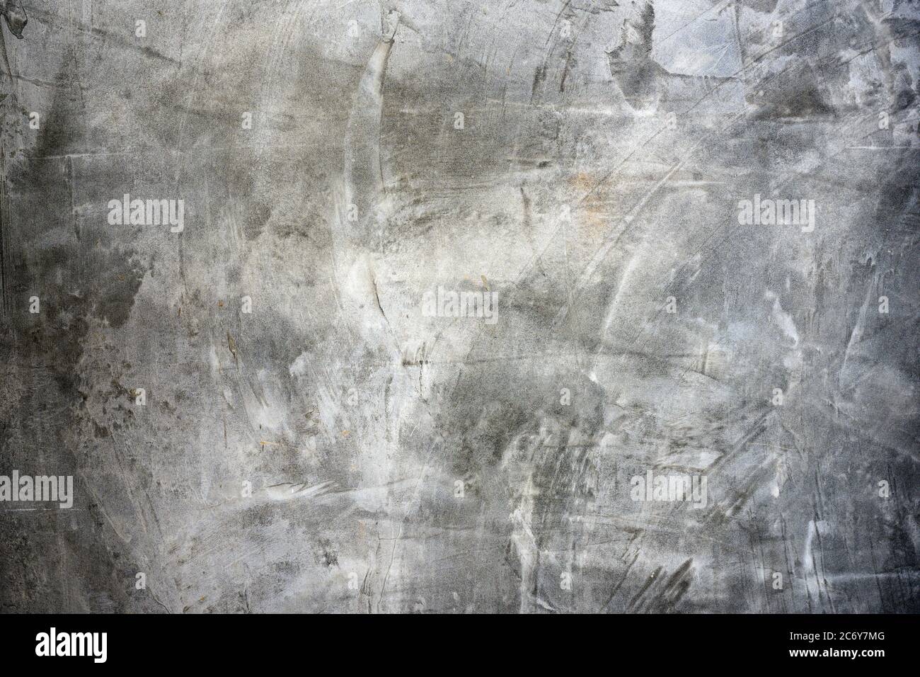 Parete in cemento intonacata e lucidata stile Loft grigio scuro e con crepe. Foto Stock