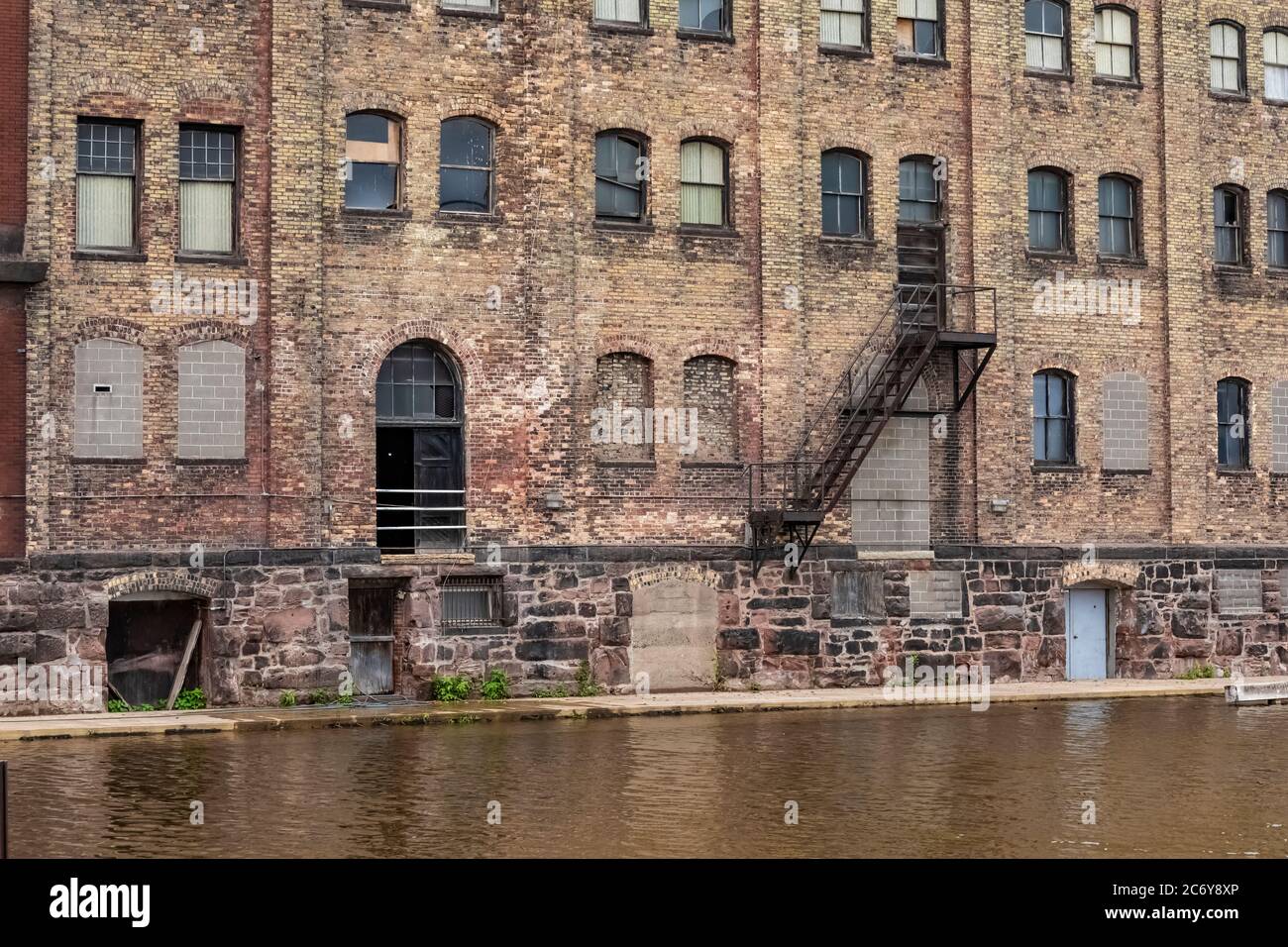 Edificio classico in mattoni vecchi sul fronte del mare di Superior, Wisconsin, USA [senza rilascio di proprietà; disponibile solo per licenze editoriali] Foto Stock