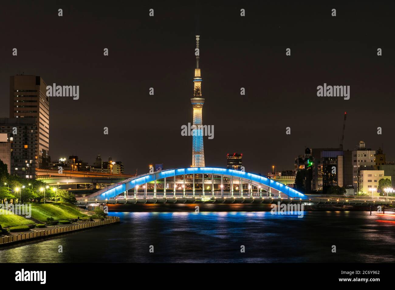 Tokyo Skytree sul Ponte Eitai-bashi attraverso il fiume Sumida Foto Stock