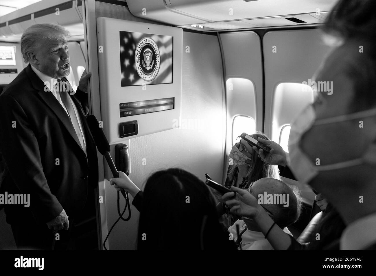 Washington, Stati Uniti d'America. 10 luglio 2020. Il presidente Donald J. Trump parla con i membri della stampa a bordo dell'Air Force One venerdì 10 luglio 2020, in viaggio verso l'aeroporto internazionale di Miami a Miami. Persone: Presidente Donald Trump Credit: Storms Media Group/Alamy Live News Foto Stock
