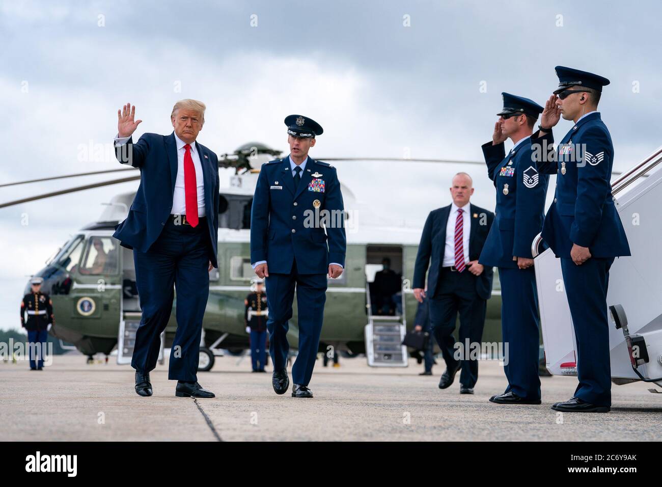 Washington, Stati Uniti d'America. 10 luglio 2020. Il presidente Donald J. Trump è scortato dal personale dell'aeronautica degli Stati Uniti mentre ondeggia e si prepara a salire a bordo dell'aeronautica uno alla base militare Andrews, Md. Venerdì 10 luglio 2020, in viaggio per la Florida. Persone: Presidente Donald Trump Credit: Storms Media Group/Alamy Live News Foto Stock