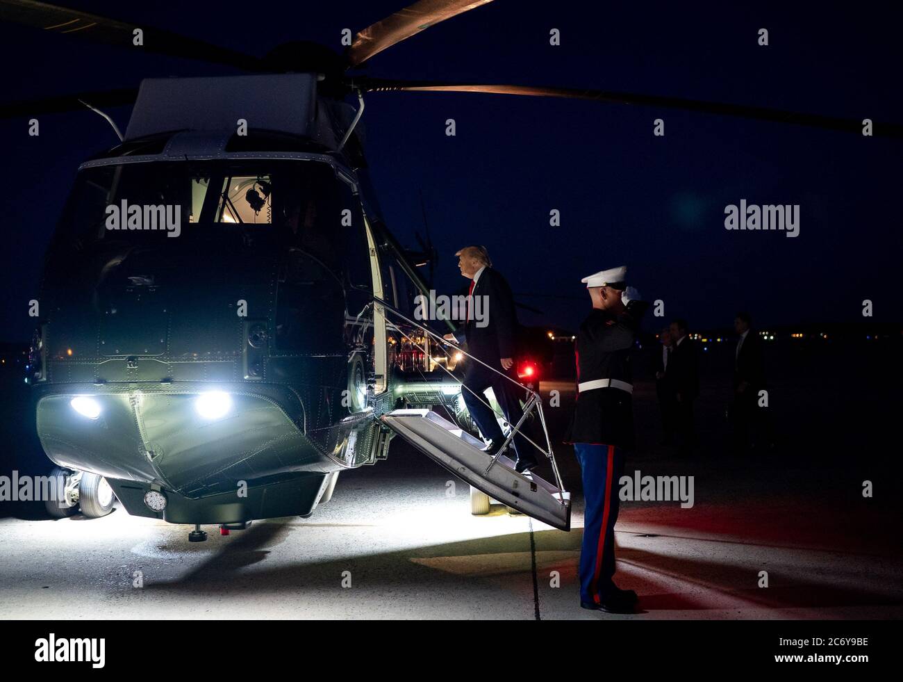 Washington, Stati Uniti d'America. 10 luglio 2020. Il presidente Donald J. Trump si infila a Marine One alla base congiunta Andrews, M. venerdì 10 luglio 2020, in viaggio verso la Casa Bianca persone: Il presidente Donald Trump Credit: Storms Media Group/Alamy Live News Foto Stock