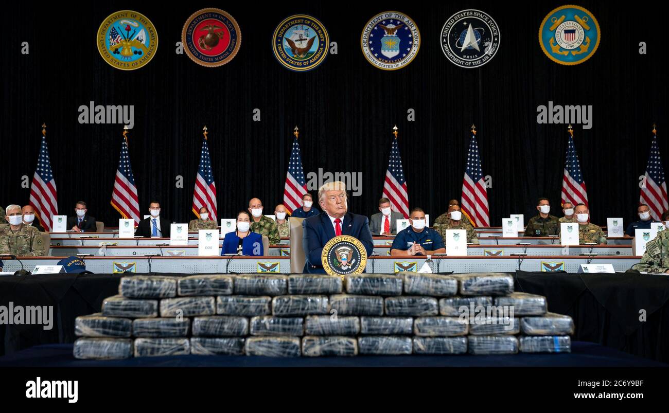 Doral, Stati Uniti d'America. 10 luglio 2020. Il presidente Donald J. Trump riceve un briefing sulle operazioni della Southcom Enhanced Counternarcotics venerdì 10 luglio 2020, al comando meridionale degli Stati Uniti a Doral, FLA People: President Donald Trump Credit: Storms Media Group/Alamy Live News Foto Stock