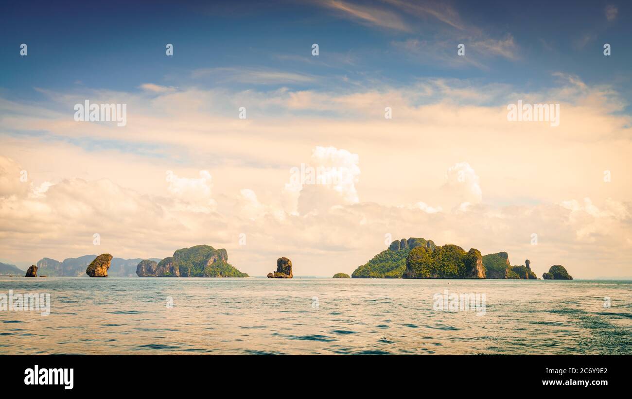Vista panoramica delle isole e della costa di Krabi nel Mare delle Andamane in Thailandia Foto Stock