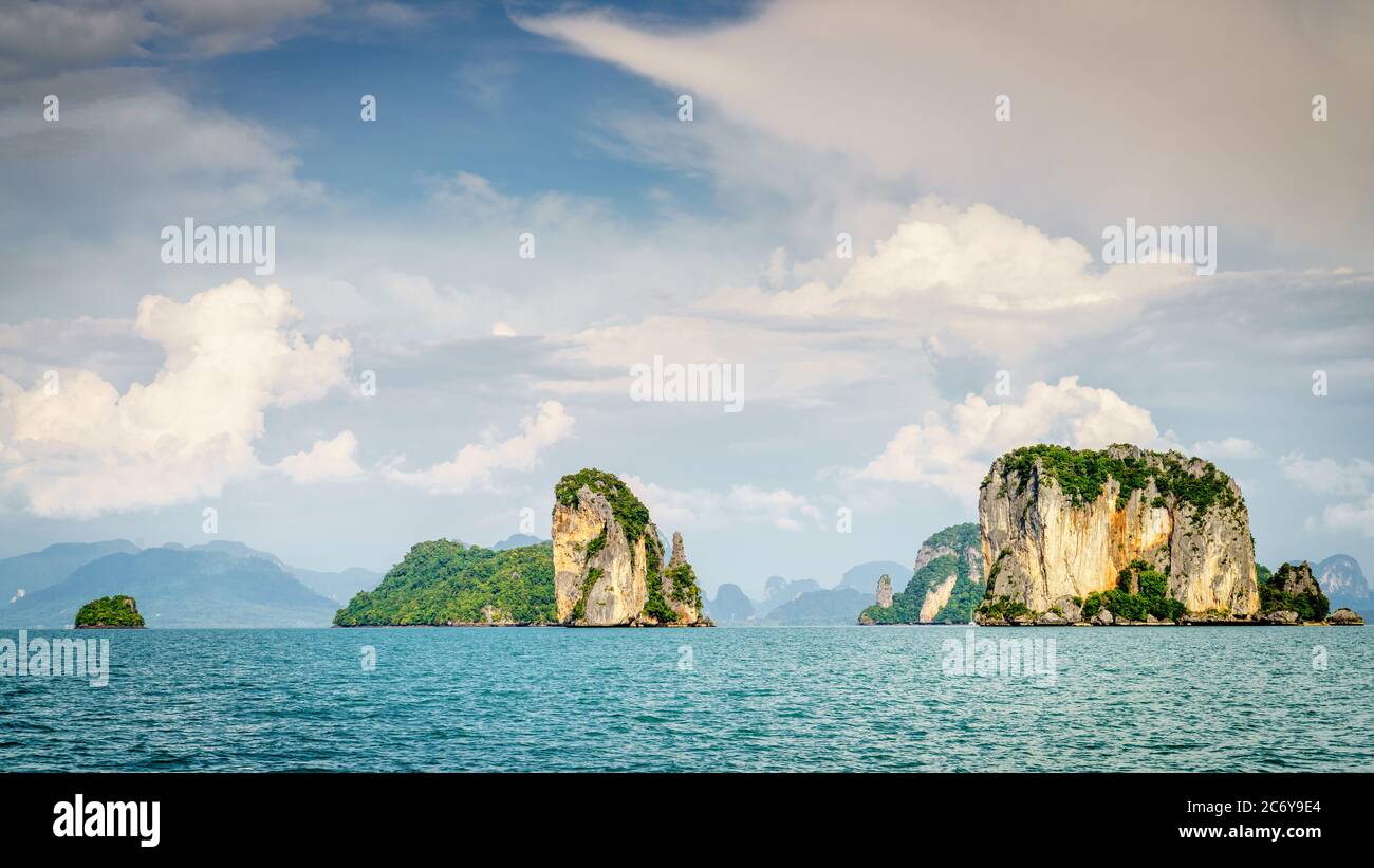 Vista panoramica di una catena di isole nel Mare delle Andamane in Thailandia Foto Stock