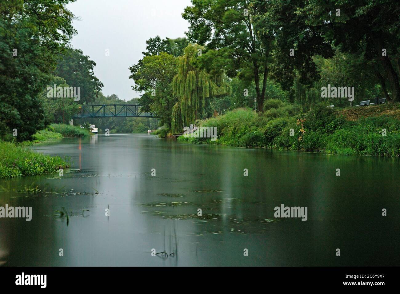 Oranienburg, Germania. 09 luglio 2020. Un ponte conduce sul canale di Oranienburg. Credit: Paul Zinken/dpa/ZB/dpa/Alamy Live News Foto Stock