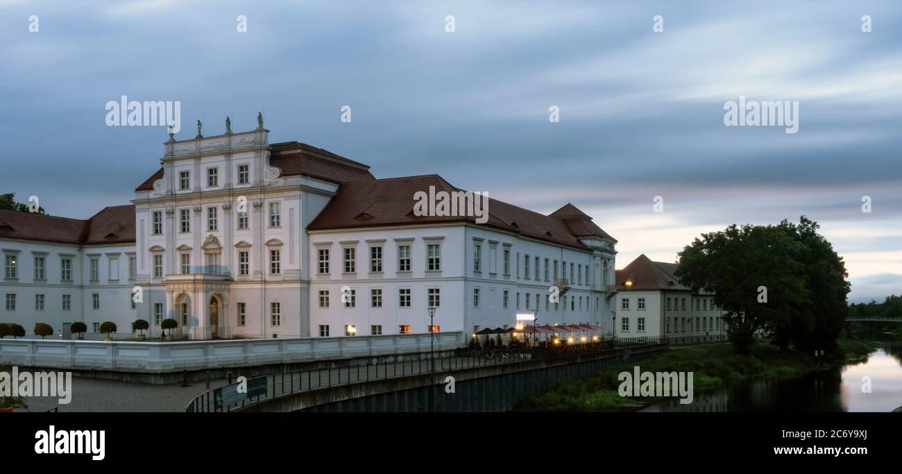 Oranienburg, Germania. 09 luglio 2020. Il castello Oranienburg (Brandeburgo) in serata. Credit: Paul Zinken/dpa/ZB/dpa/Alamy Live News Foto Stock