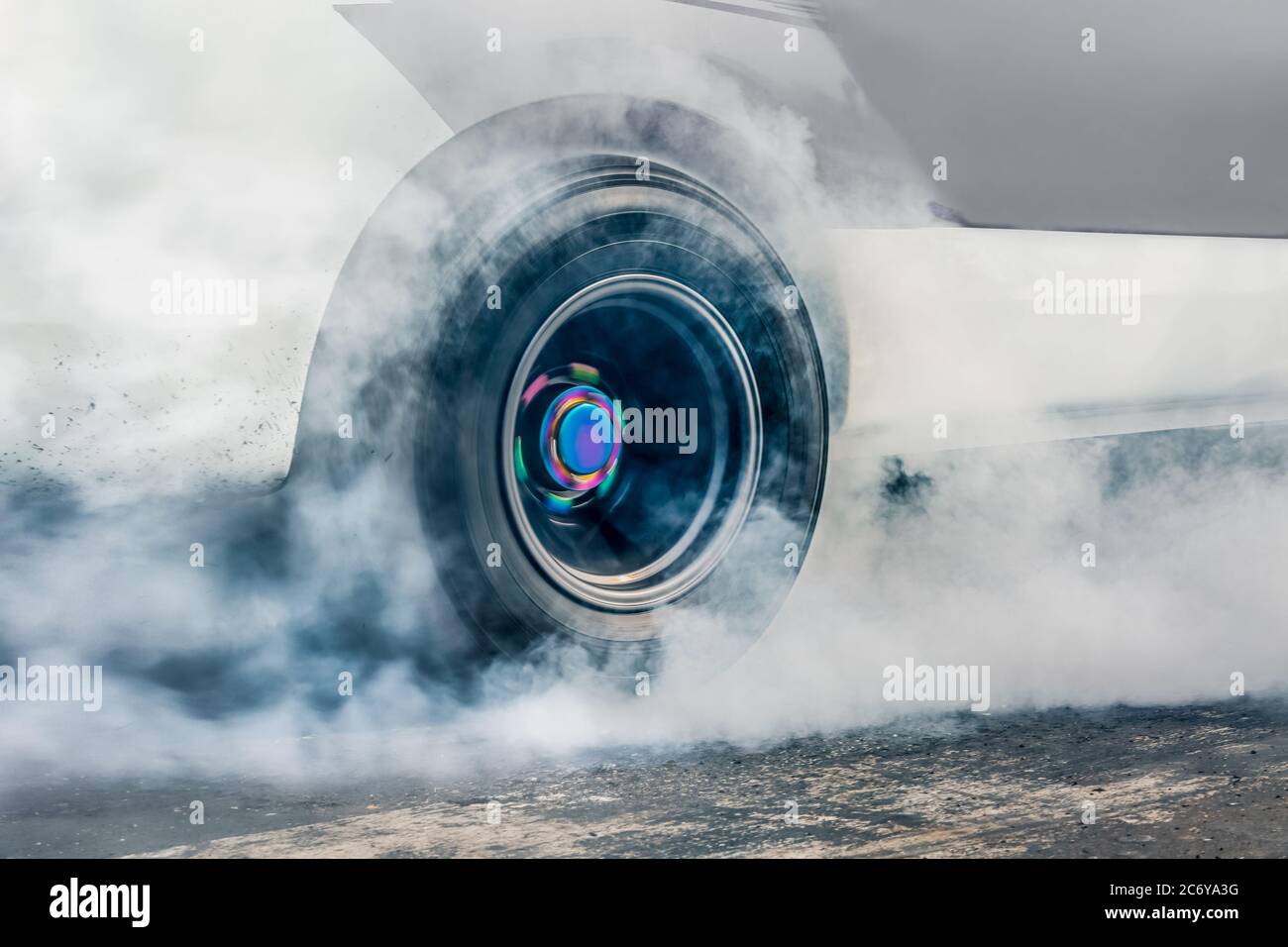Drag racing auto gomma brucia fuori i suoi pneumatici in preparazione per la gara Foto Stock