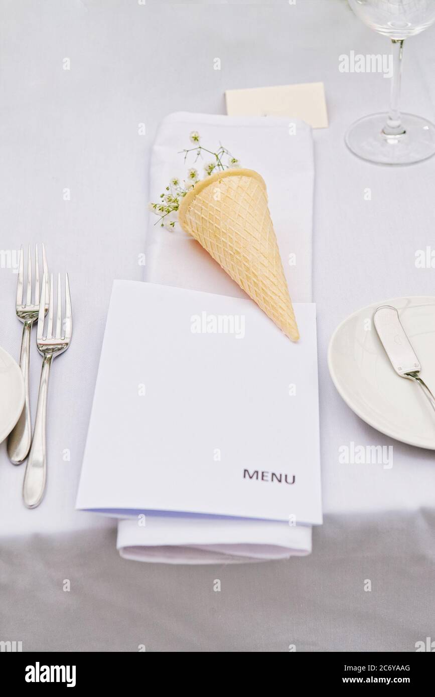 Ristorante Wedding che deleterà il concetto di stile di vita di classe. Ristorante con menu in mani. Menu mockup. Foto Stock