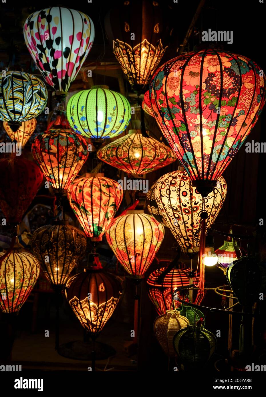 Lanterne orientali asiatiche illuminate. Festività o festività per il nuovo anno cinese o metà autunno. Foto Stock