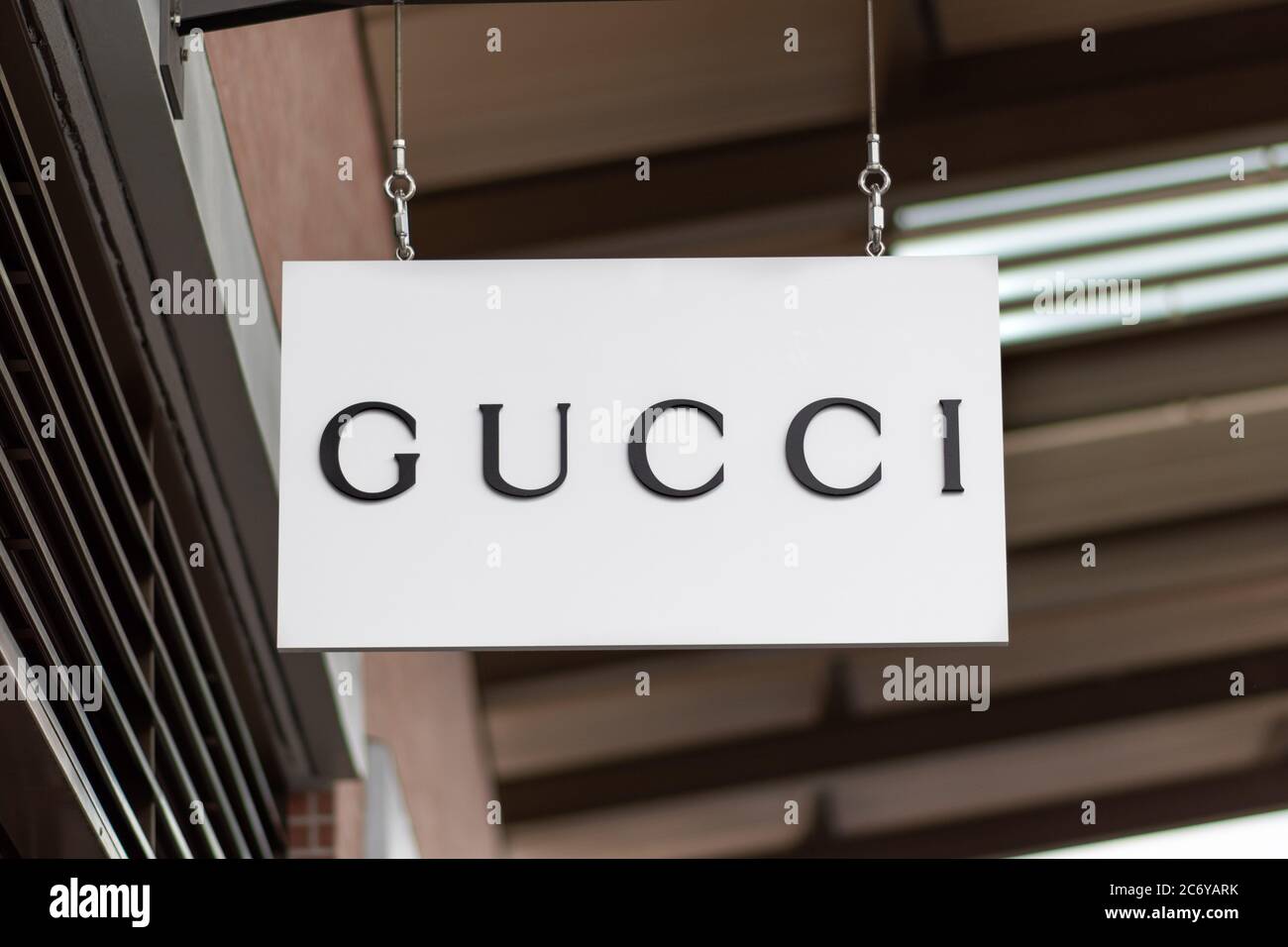 Clarksburg, Maryland / USA - 12 2020 luglio: Cartello sul fronte esterno del negozio outlet Gucci presso il Clarksburg Premium Outlets nel Maryland. Foto Stock