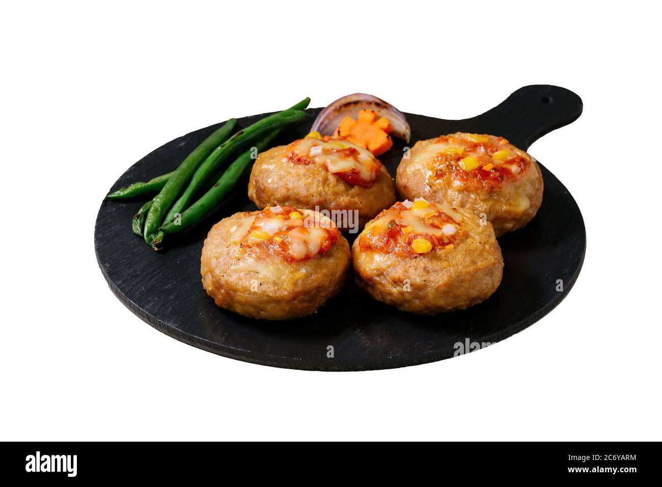 Hamburger con cipolle isolate su sfondo bianco. Concetto di cucina domestica Foto Stock