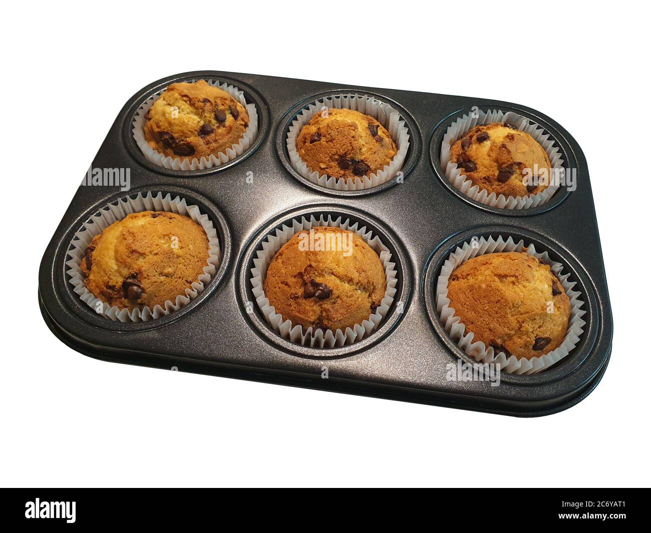 Padella di muffin con muffin cotti isolati su fondo bianco Foto Stock