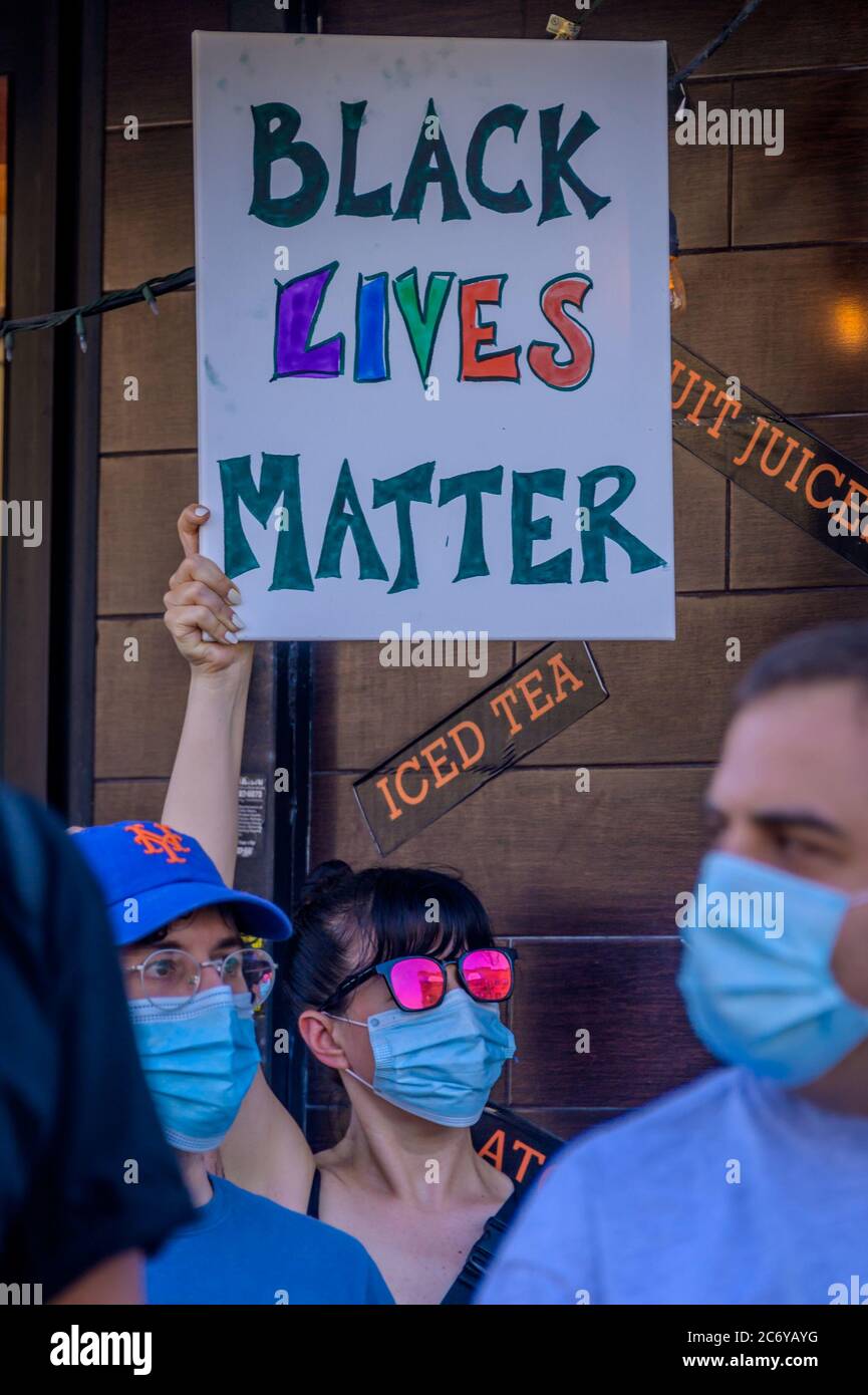 STATI UNITI. 12 luglio 2020. I marchers Pro-NYPD si sono scontrati con una grande folla di contromanifestanti Black Lives Matter durante il rally "Back the Blue" e hanno marciato a Bay Ridge, Brooklyn, il 12 luglio 2020. (Foto di Erik McGregor/Sipa USA) Credit: Sipa USA/Alamy Live News Foto Stock