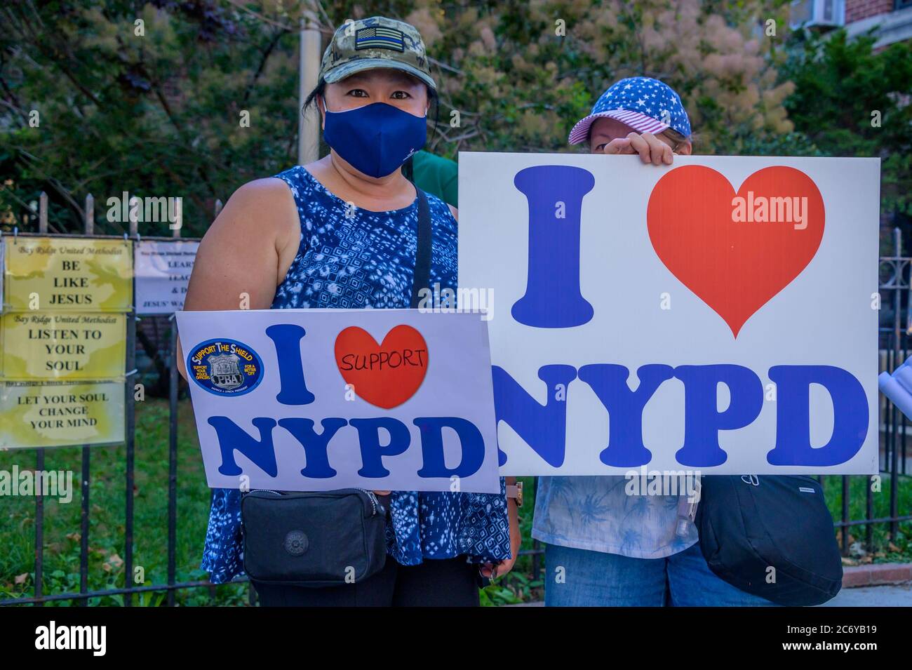 STATI UNITI. 12 luglio 2020. I marchers Pro-NYPD si sono scontrati con una grande folla di contromanifestanti Black Lives Matter durante il rally "Back the Blue" e hanno marciato a Bay Ridge, Brooklyn, il 12 luglio 2020. (Foto di Erik McGregor/Sipa USA) Credit: Sipa USA/Alamy Live News Foto Stock