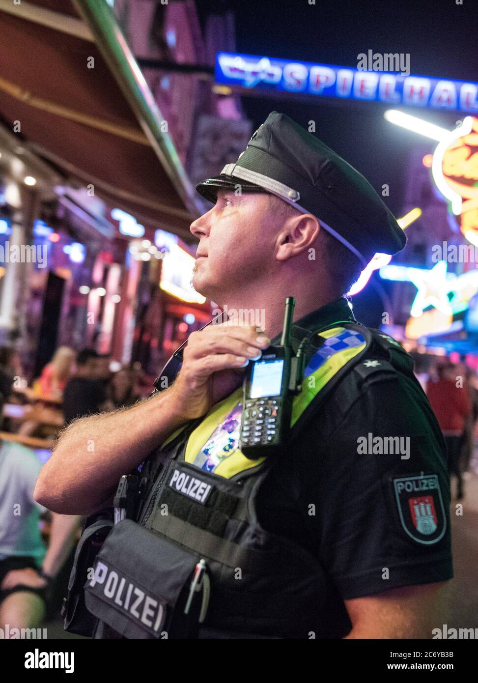 Amburgo, Germania. 28 Giugno 2020. Kai Ruge, sovrintendente della polizia del Davidwache, si trova sulla Reeperbahn nel Große Freiheit. Violenza, droga, furto: Quando la festa arriva a San Pauli, il crimine aumenta. Vita quotidiana per gli ufficiali di polizia del Davidwache. (A dpa 'Home St. Pauli: Sulla strada con la polizia del Davidwache') Credit: Daniel Bockwoldt/dpa/Alamy Live News Foto Stock