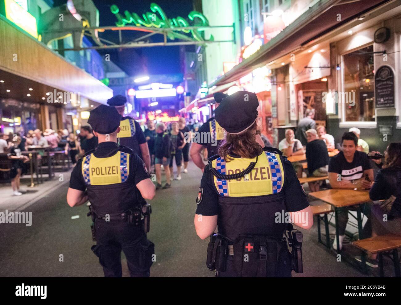 Amburgo, Germania. 28 Giugno 2020. I poliziotti della Davidwache camminano sulla Reeperbahn attraverso la Grande libertà. Violenza, droga, furto: Quando la festa arriva a San Paolo, il crimine aumenta. Vita quotidiana per gli ufficiali di polizia del Davidwache. (A dpa 'Home St. Pauli: Sulla strada con la polizia del Davidwache') Credit: Daniel Bockwoldt/dpa/Alamy Live News Foto Stock