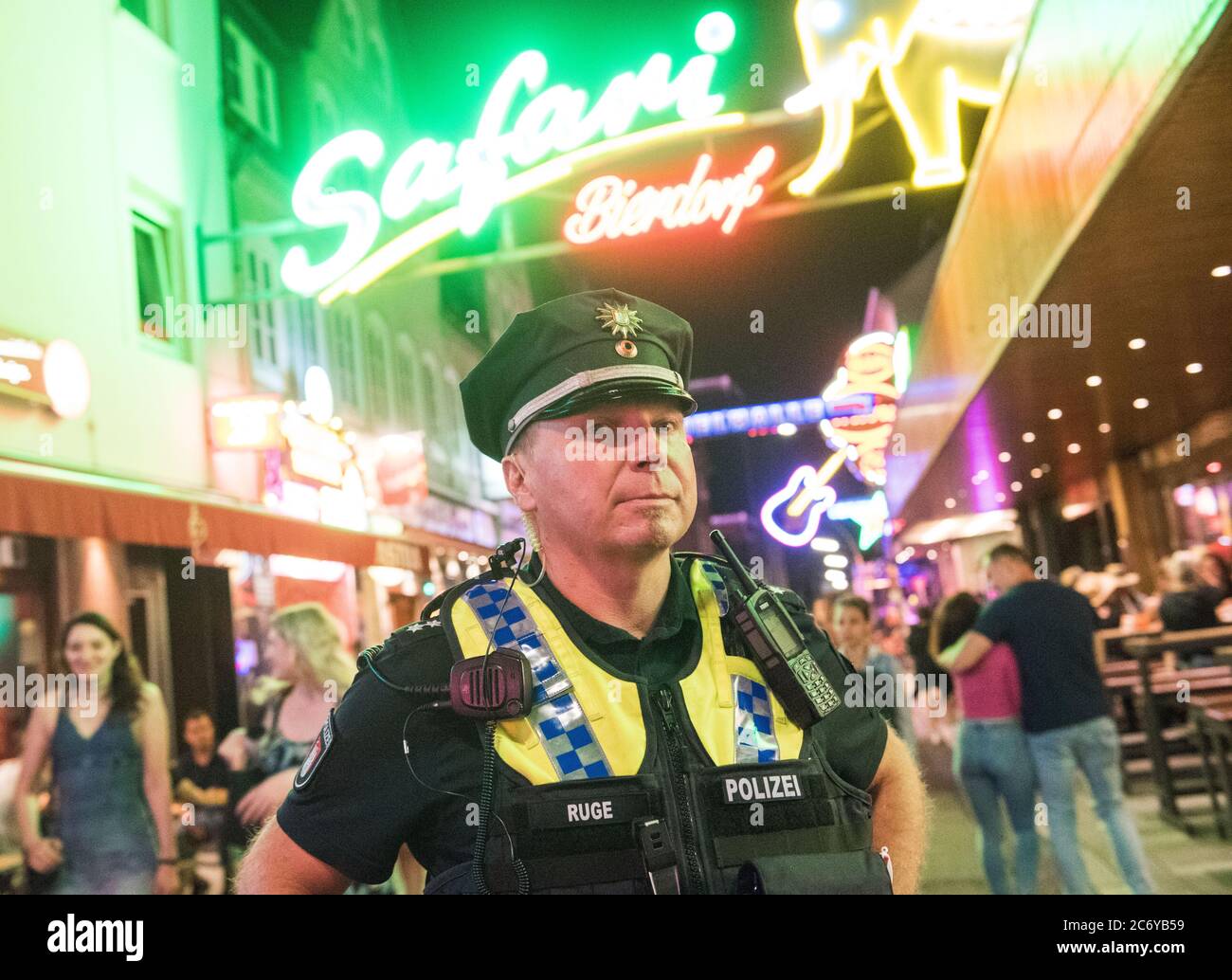 Amburgo, Germania. 28 Giugno 2020. Kai Ruge, sovrintendente della polizia del Davidwache, si trova sulla Reeperbahn nel Große Freiheit. Violenza, droga, furto: Quando la festa arriva a San Pauli, il crimine aumenta. Vita quotidiana per gli ufficiali di polizia del Davidwache. (A dpa 'Home St. Pauli: Sulla strada con la polizia del Davidwache') Credit: Daniel Bockwoldt/dpa/Alamy Live News Foto Stock