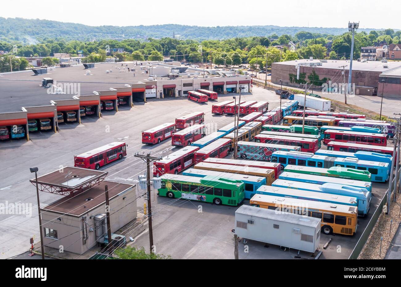 Allegheny County Port Authority autobus parcheggiati nel garage della stazione East Liberty visto da Bakery Square, Pittsburgh, Pennsylvania, USA Foto Stock