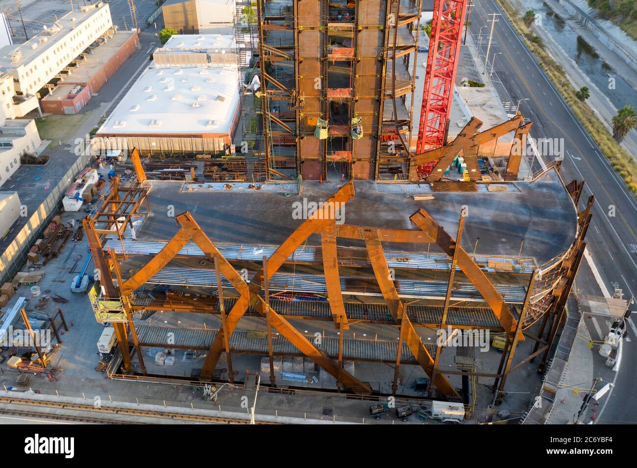 (W)torre di rapper con il suo esoscheletro strutturale curvo dell'architetto Eric Owen Moss in costruzione a Los Angeles (Wrapper) Foto Stock