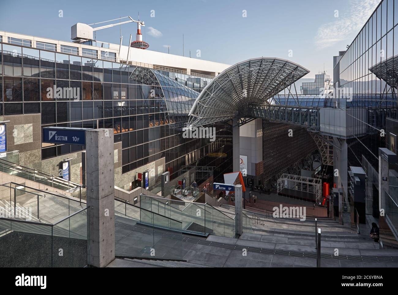 KYOTO, GIAPPONE - 22 OTTOBRE 2007: Vista del futuristico edificio della stazione ferroviaria di Kyoto progettato da Hara Hiroshi dalla Grande scalinata o Daikaidan. Foto Stock