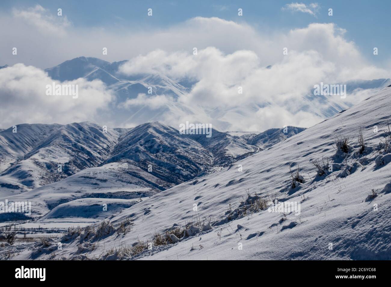 Una collina innevata sulle montagne di Tien Shan del Chuy Oblast del Kirghizistan, vicino Bishkek. Foto Stock