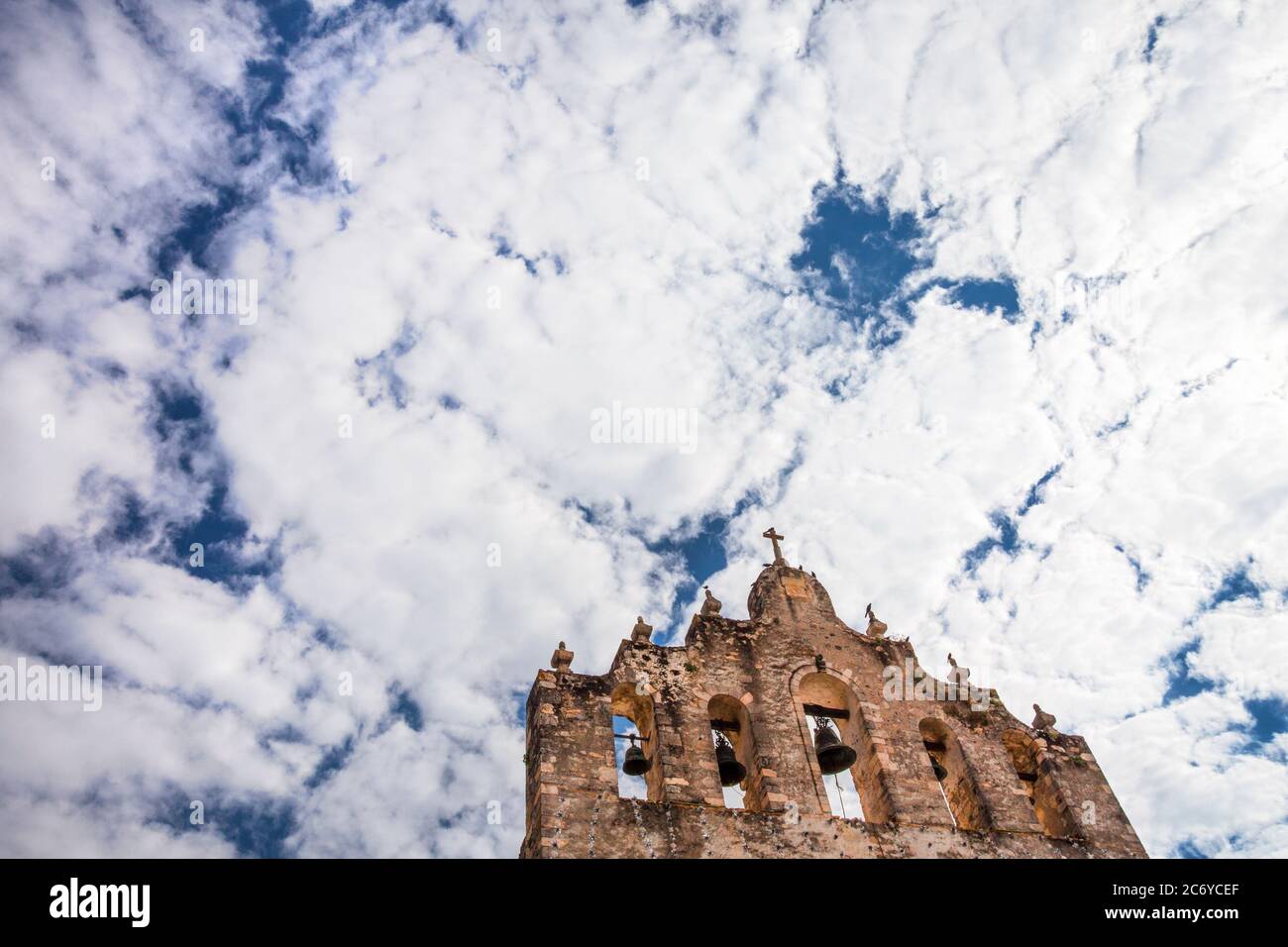 Chiesa torre e nuvole in Jihuico, Hidalgo, Messico. Foto Stock