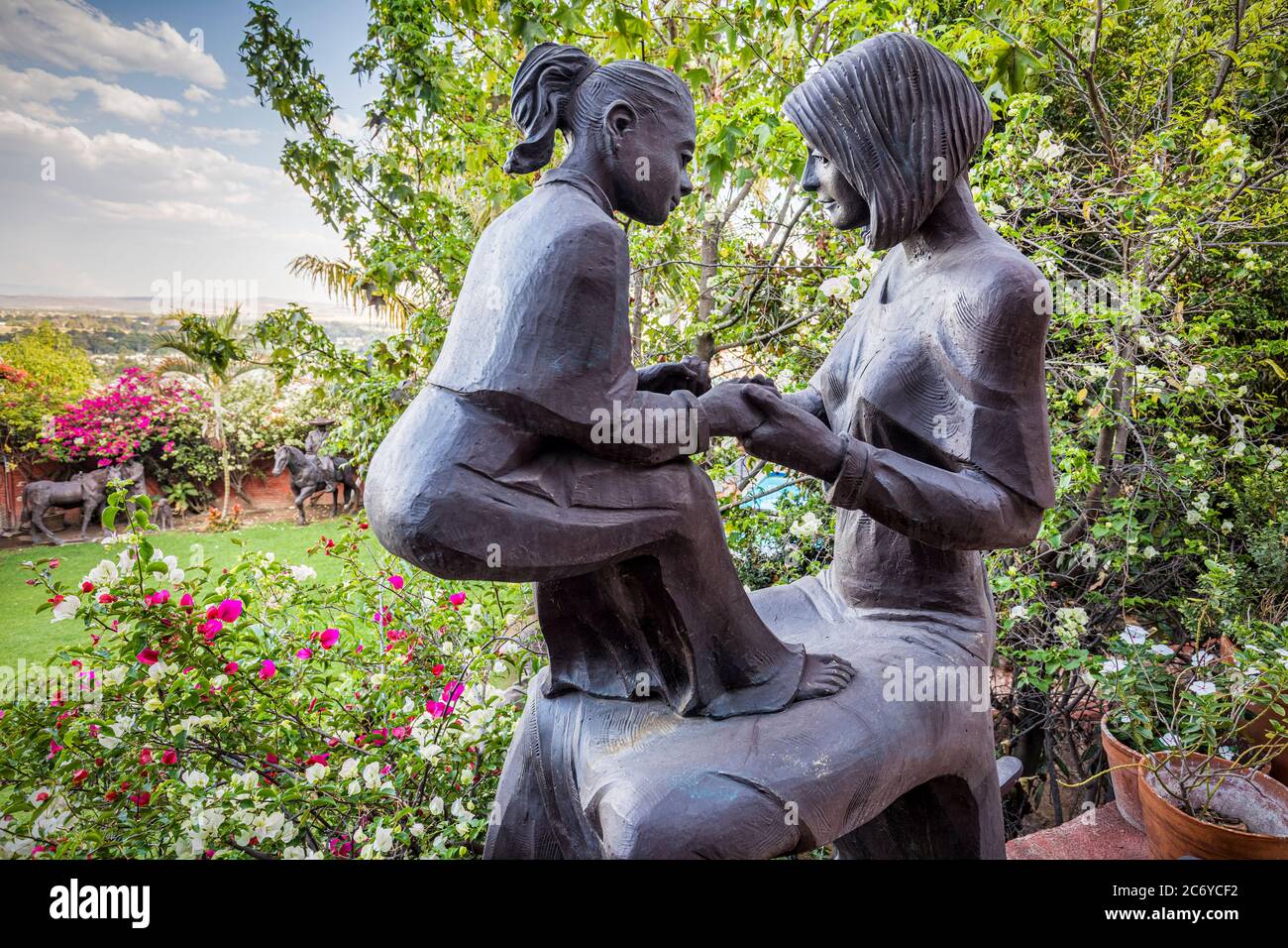Donna e Bambino, una scultura di Carlos Terres a Terrescalli in Lagos de Moreno, Jalisco, Messico. Foto Stock