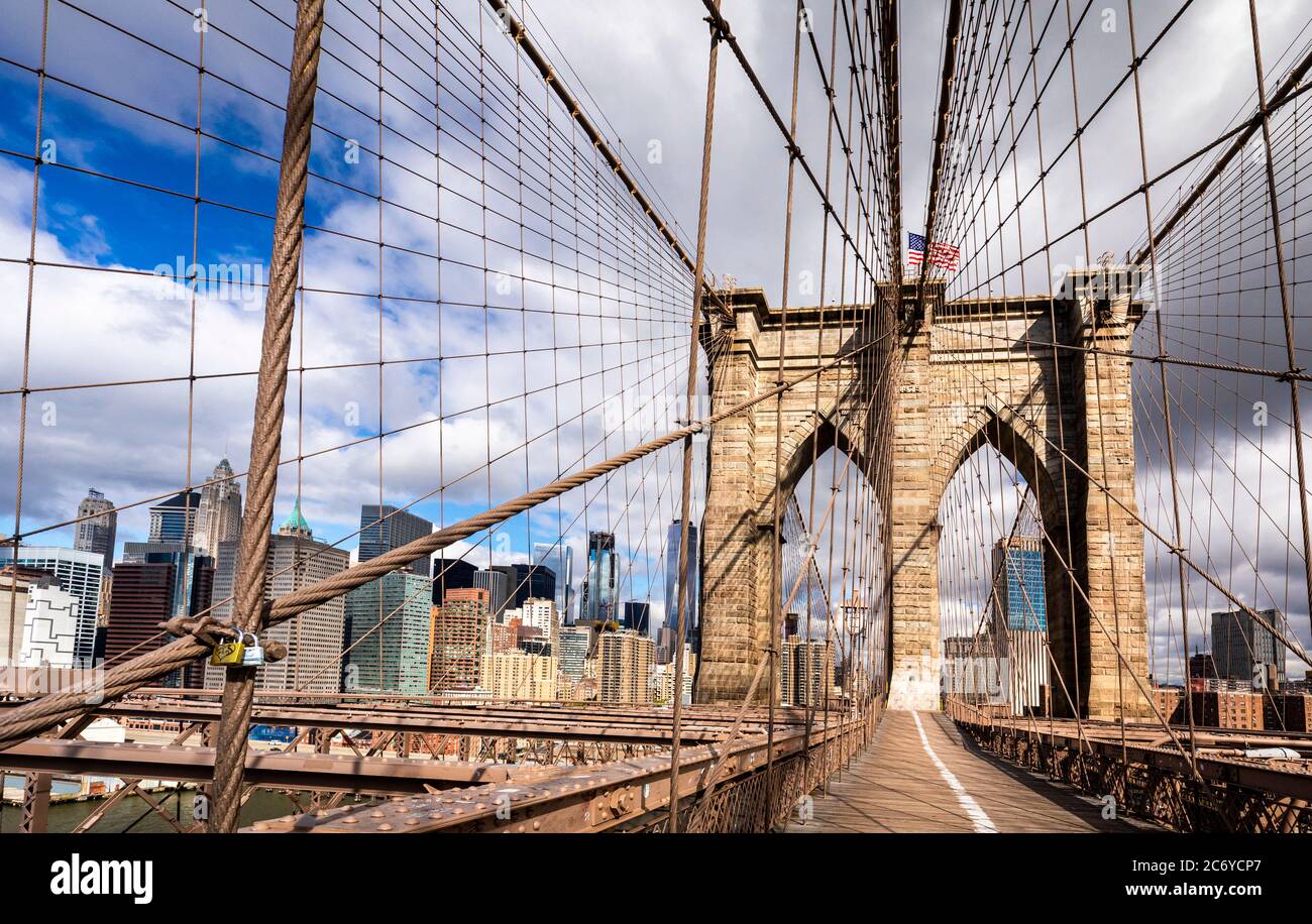 Il Ponte di Brooklyn con lo skyline di Manhattan sullo sfondo, New York, USA. Foto Stock