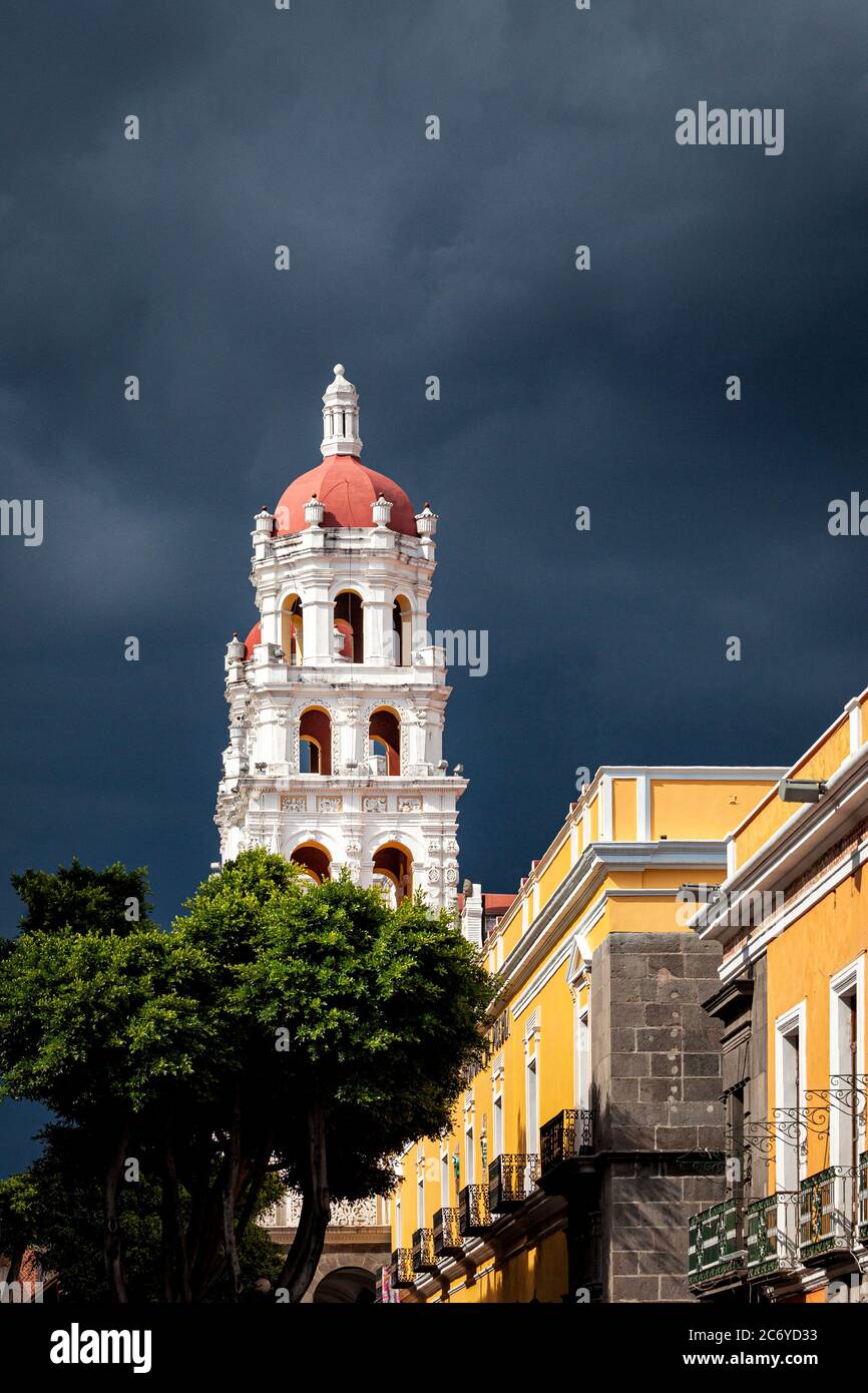 Torri della Chiesa del Compañia in avvicinamento Storm, Puebla, Messico Foto Stock