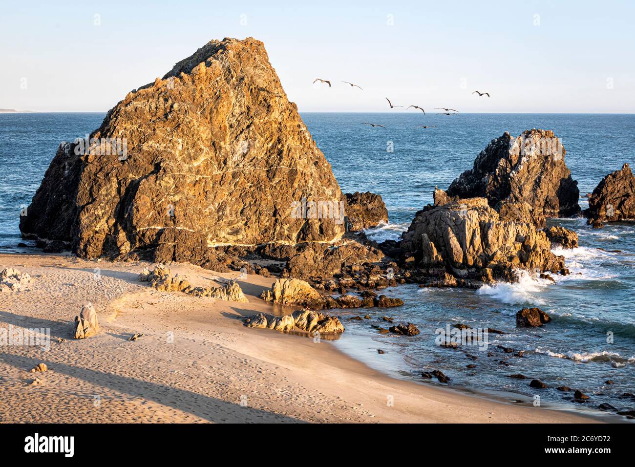 Piedra Tlacoyunque, una grande roccia che affiora sulla costa pacifica di Guerrero, Messico. Foto Stock