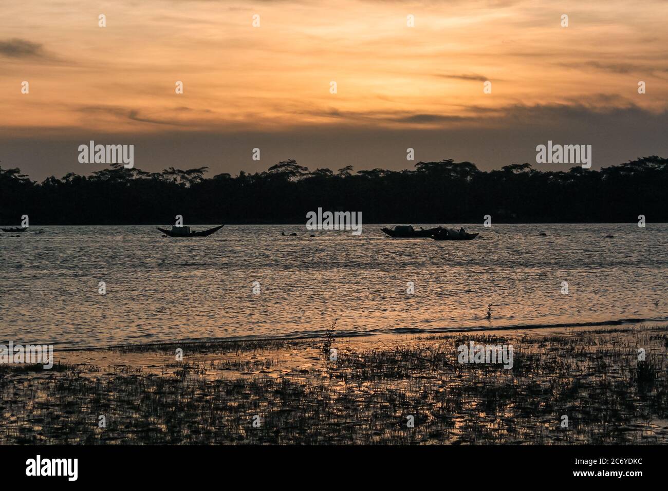 Vista sul fiume durante il tramonto Foto Stock