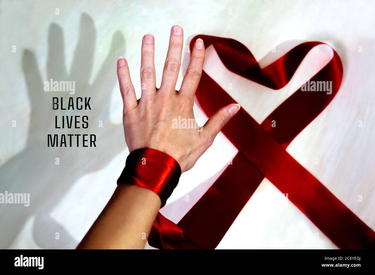 Ombra nera e palma bianca e iscrizione Black Lives Matter. Cuore dal nastro rosso. Simbolo uguale. Nessun concetto di razzismo. Foto Stock