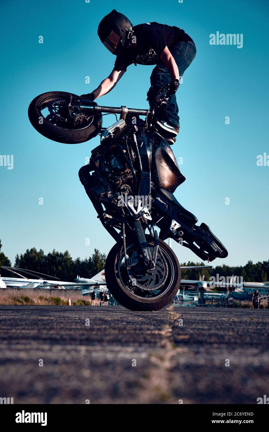 Mosca, Russia - 12 lug 2020: Moto rider che fa una stunt sulla sua moto. Stunt motociclista che esegue spettacolo motociclistico. Foto Stock