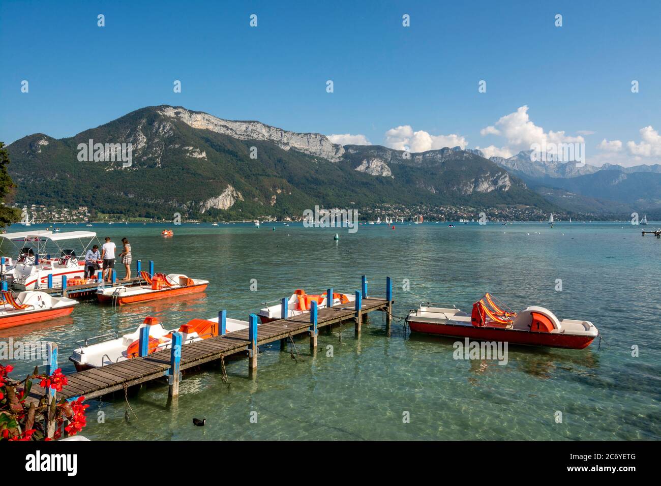 Barche sul Lago di Annecy, dipartimento dell'alta Savoia, Auvergne-Rodano-Alpi, Francia Foto Stock