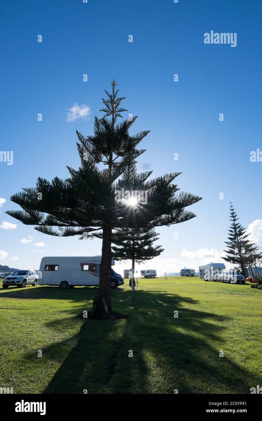 Northland, Nuova Zelanda, Nuova Zelanda - 12 luglio 2020: Camper e camper a Tauranga Bay in inverno Foto Stock