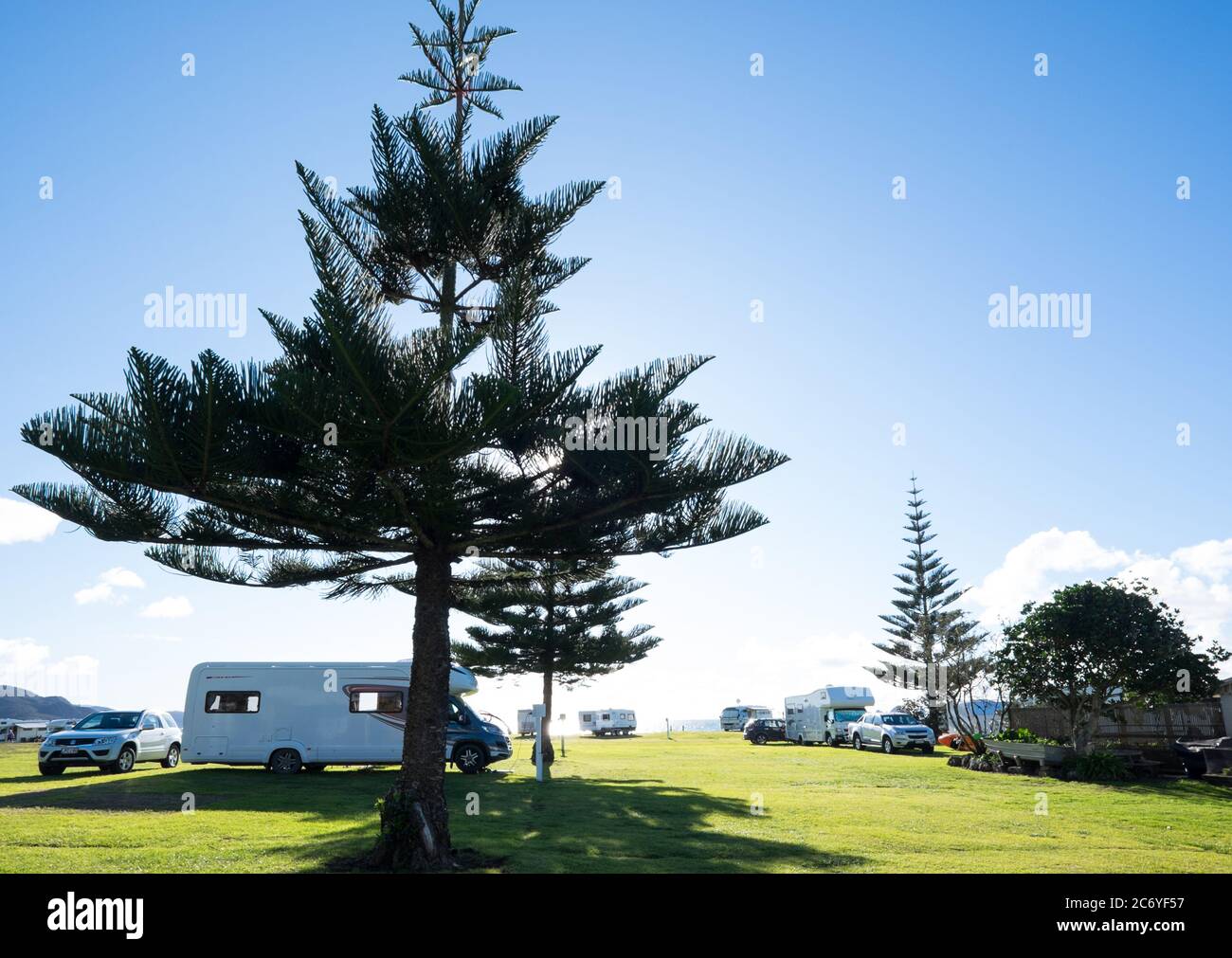 Northland, Nuova Zelanda, Nuova Zelanda - 12 luglio 2020: Camper, camper e auto al parco vacanze Tauranga Bay in inverno Foto Stock