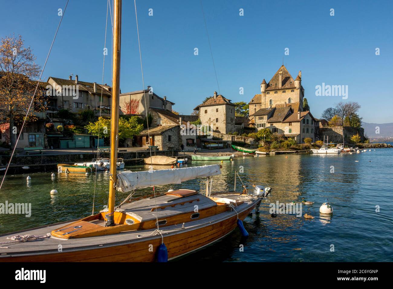 Yvoire etichettato Les Plus Beaux Villages de France. Lago Leman, dipartimento Haute Savoie, Auvergne-Rhone-Alpes. Francia. Foto Stock