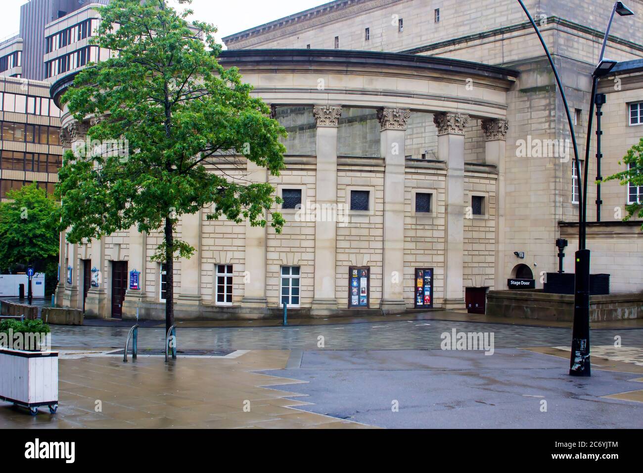 8 luglio 2020 la porta del palco sul retro dell'imponente centro di intrattenimento del Municipio di Sheffield, nella città di Sheffield, Inghilterra. La sala costruita in anticipo Foto Stock