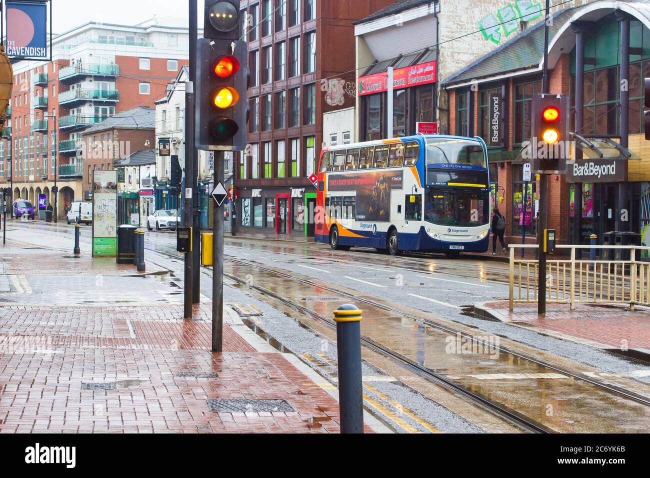 8 luglio 2021 un autobus a due piani con servizio di autobus di stagecoach sulla vuota Glossop Road a Sheffield in una giornata umida inestimabile durante la crisi del Covid 19 Foto Stock