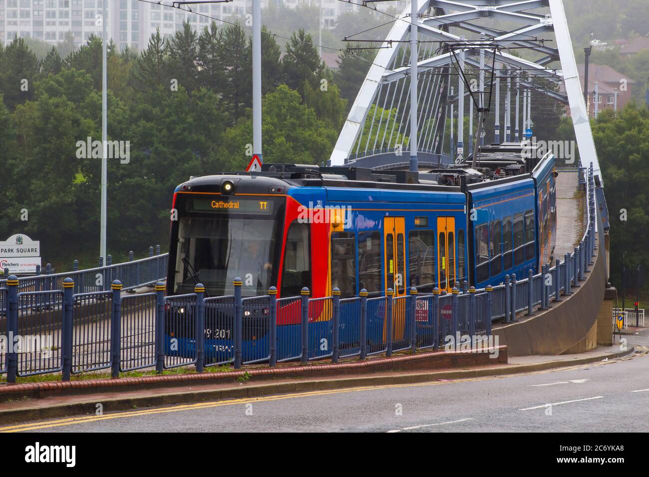 8 luglio 2021 questo supertram di Stagecoach che attraversa il ponte dell'arco di archi di Bow String a Park Square a Sheffield, Inghilterra, in una giornata umida. Questo è Foto Stock