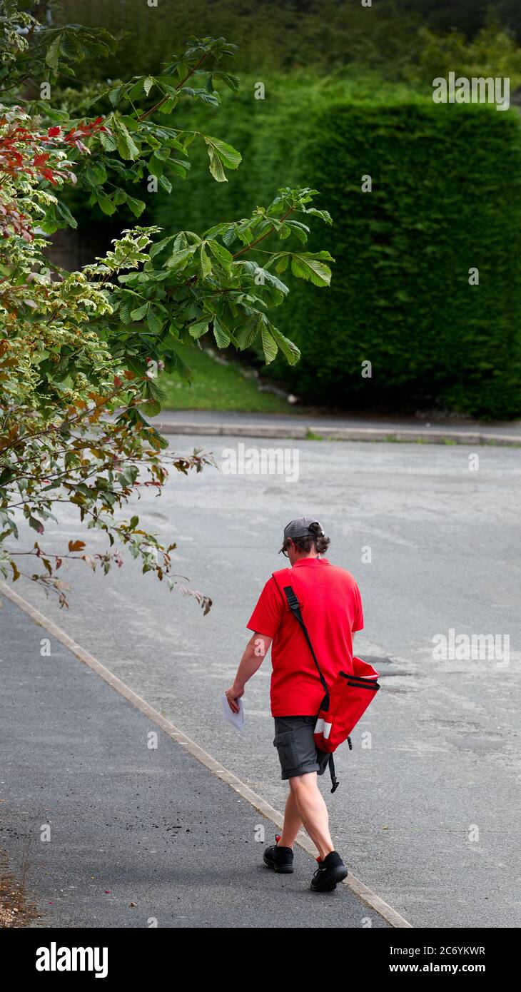 Il distintivo colore rosso abbigliamento e borsa postale di un addetto alla consegna per Royal Mail, un servizio postale e corriere britannico, risalente al 1516. Foto Stock