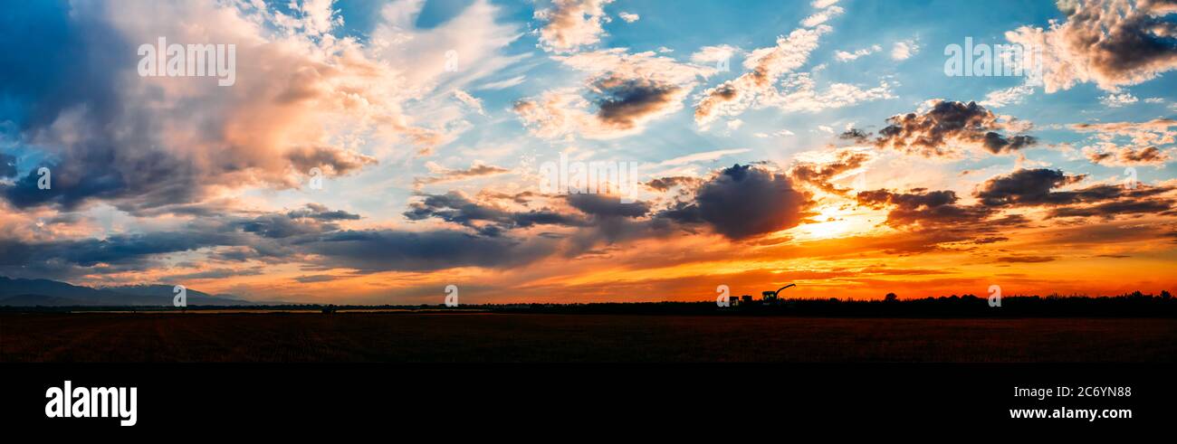La luminosa luce del sole attraverso le nuvole contro una serata mozzafiato il cielo al tramonto. panorama, composizione naturale Foto Stock