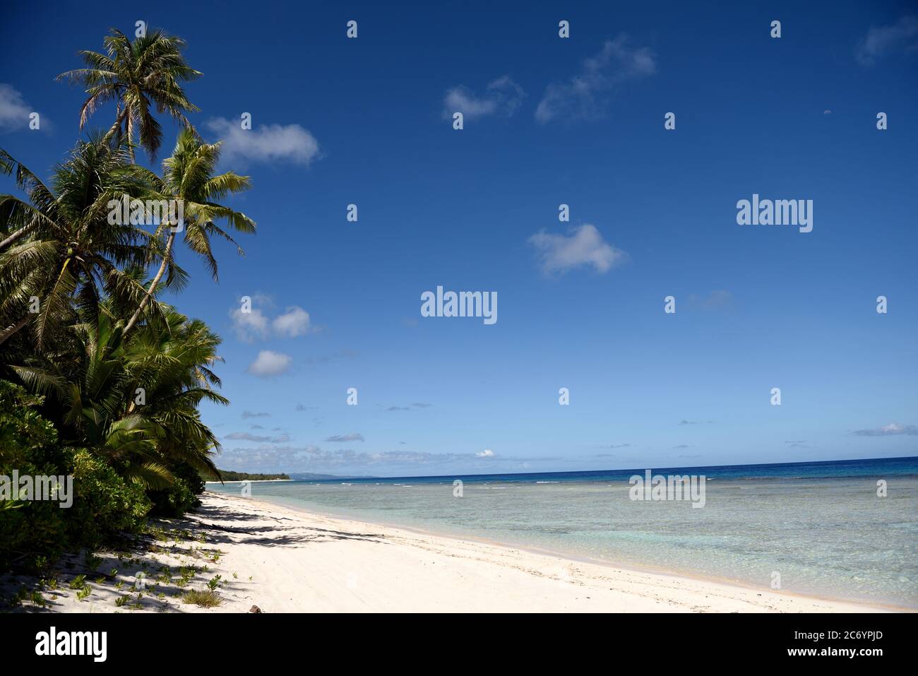 Spiaggia di sabbia tropicale con palme da cocco e acque blu a Guam, Micronesia Foto Stock