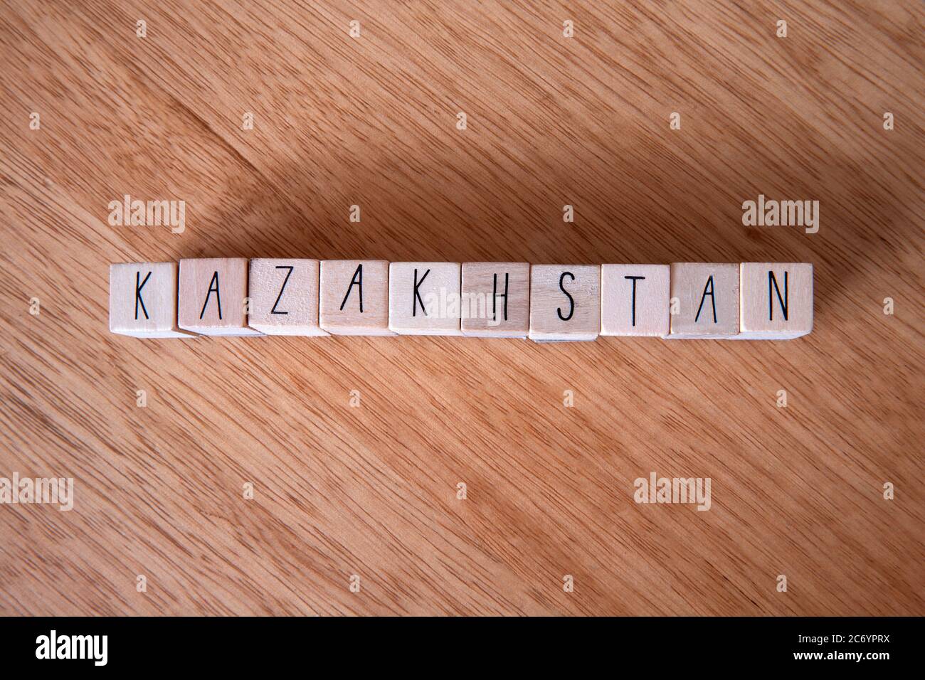 Il paese Kazakhstan scritto su cubetti di legno su sfondo di legno, Foto Stock