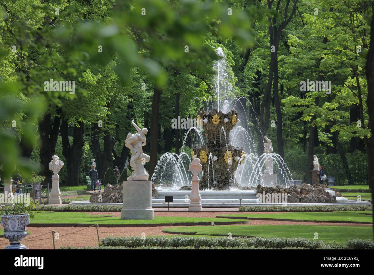 San Pietroburgo, Russia - 19 maggio 2018: Persone che camminano alla fontana nel Giardino d'Estate. Fondato nel 1704, il giardino è il luogo preferito per il tempo libero nel cuore della città Foto Stock
